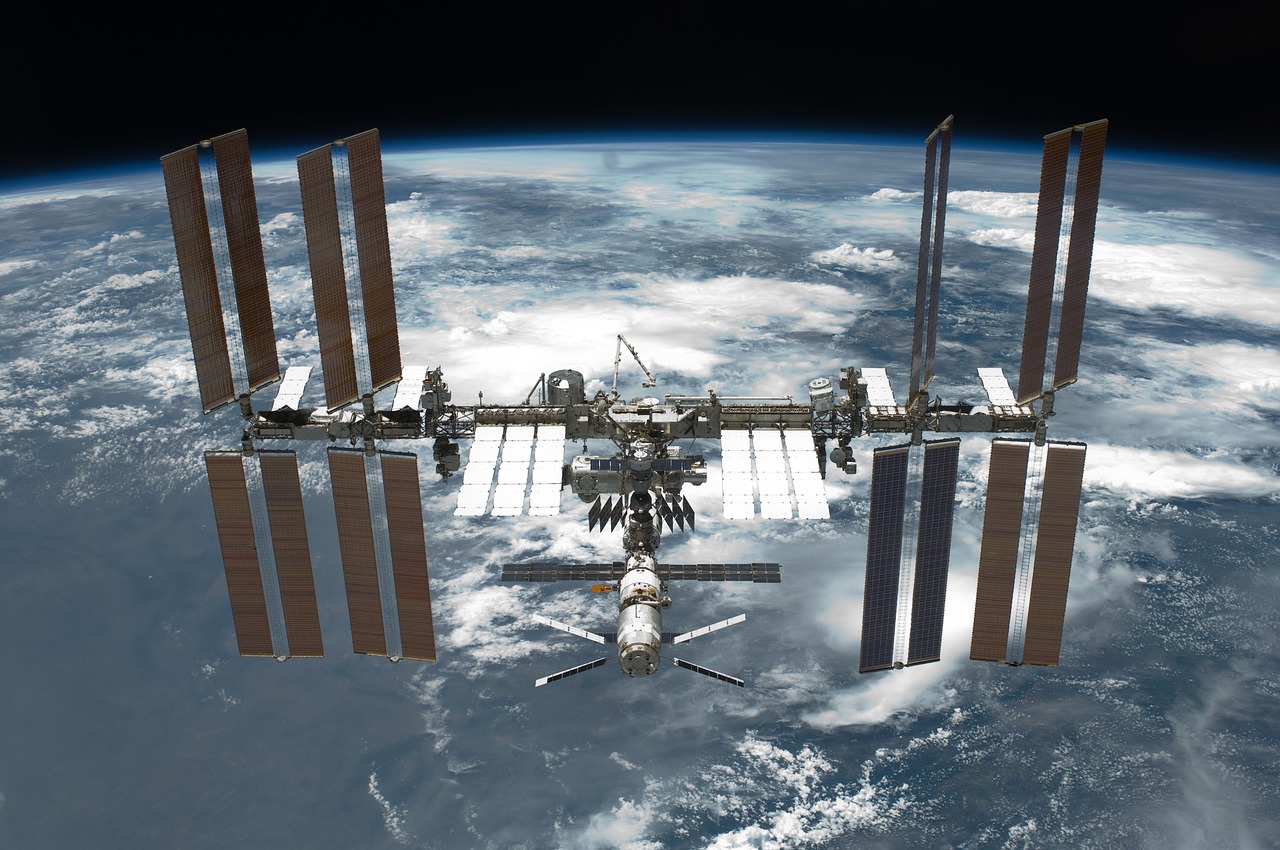 宇宙に浮かぶ国際宇宙ステーション（ISS）の外観