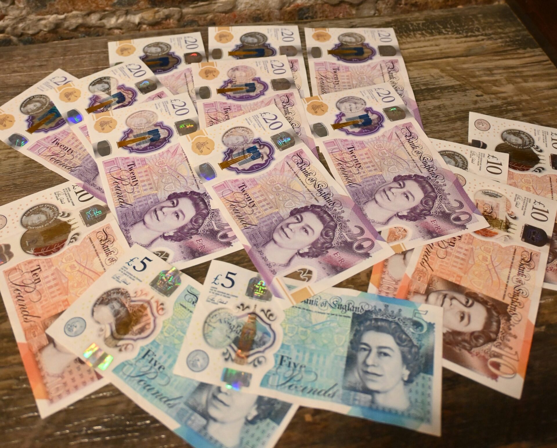 イギリスのポンド紙幣と硬貨
