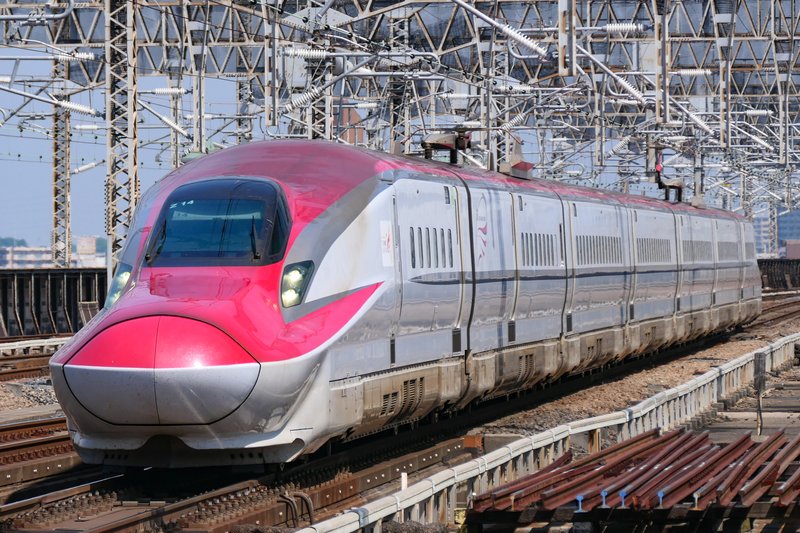 秋田新幹線こまち（E6系）の実物写真