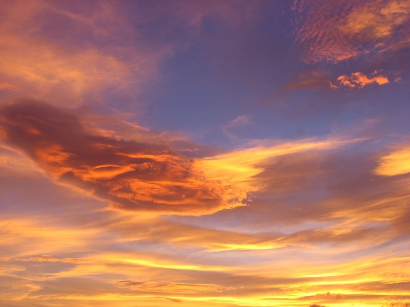 夕暮れ時に空が赤く染まる夕焼けの風景