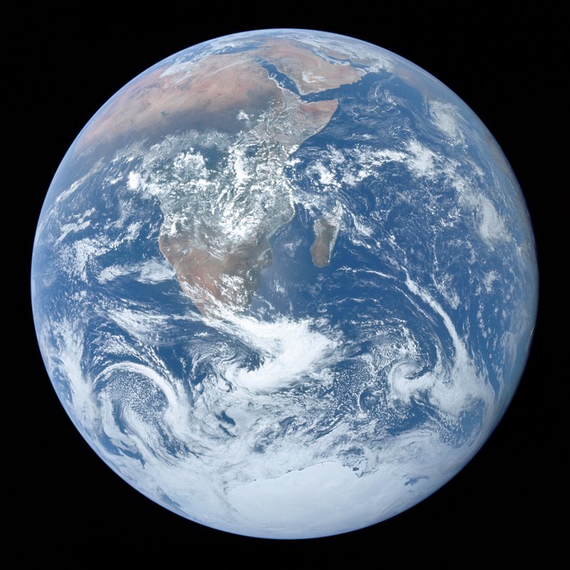 宇宙に浮かぶ美しい地球の姿