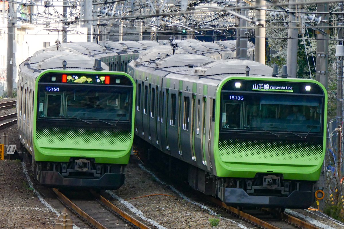 線路を走る山手線の実物写真