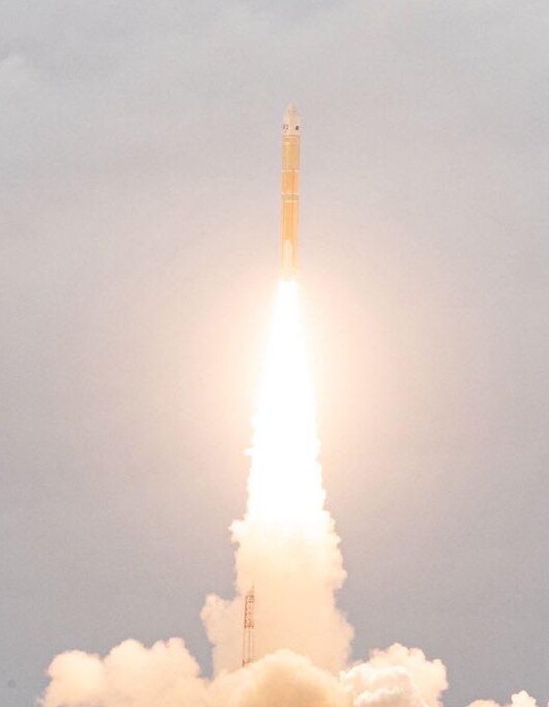 青空へ向けて力強く打ち上がる日本のH3ロケットの実写写真