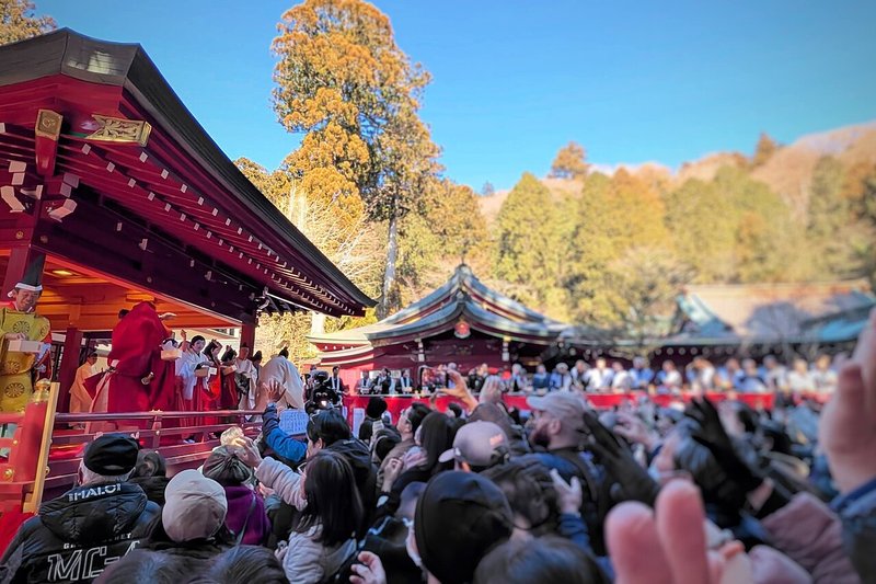 神社で行われる節分祭・豆まきの様子