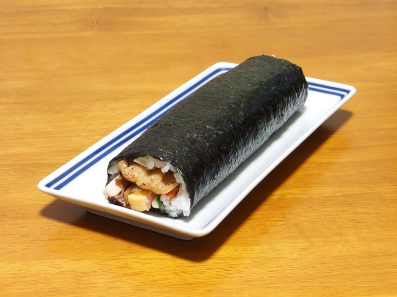 切らずに丸ごと食べる一本の恵方巻き