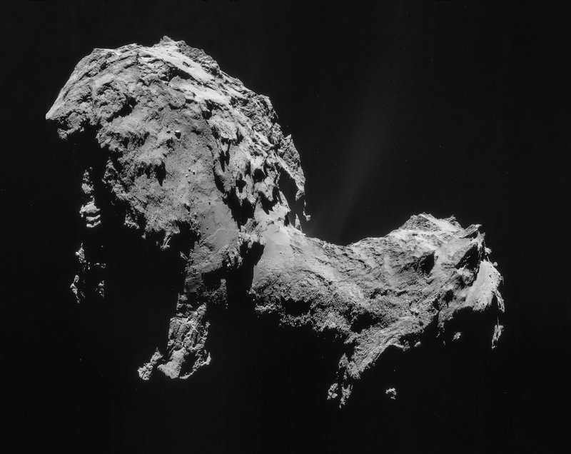 探査機ロゼッタが接近撮影した彗星の核の実写写真