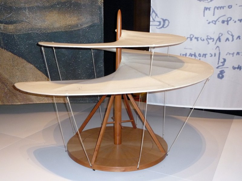 ダ・ヴィンチが考案したヘリコプター（空気スクリュー）の模型