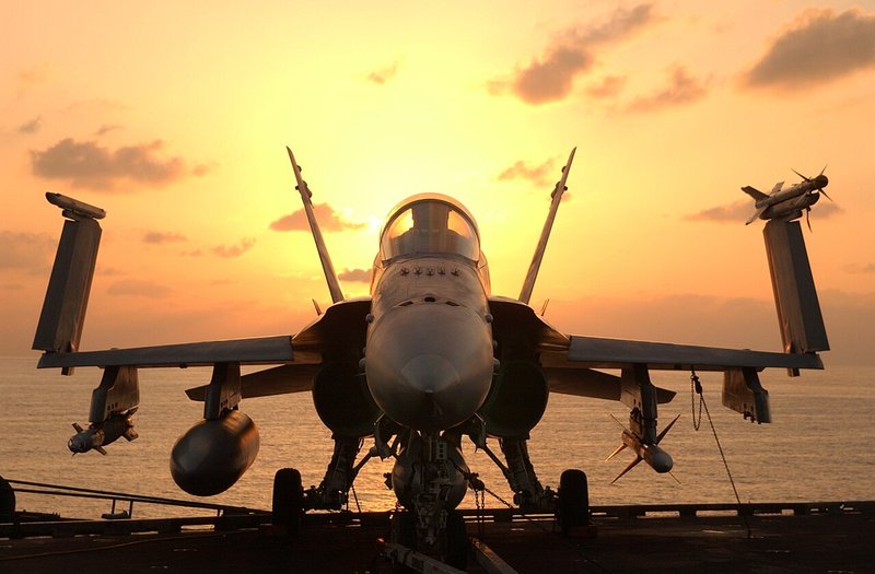 大空を高速飛行する最新鋭戦闘機