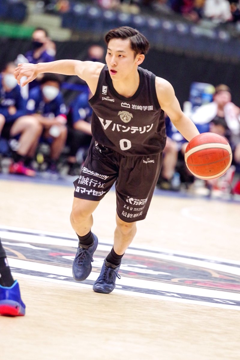 コート上で鋭いドリブルを見せる河村勇輝選手