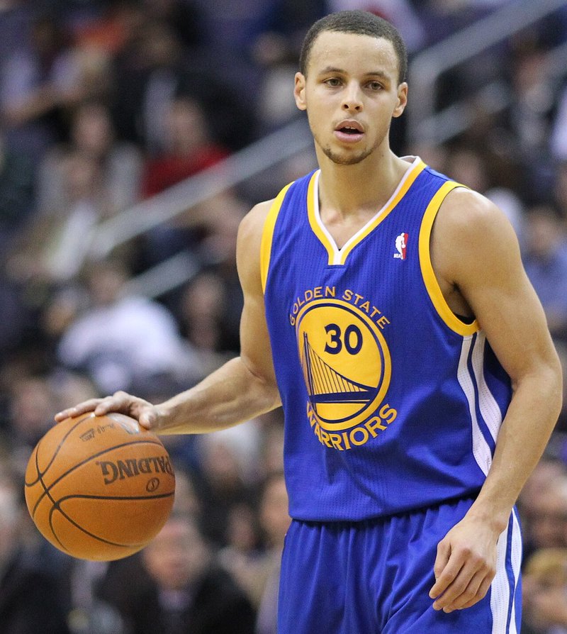 笑顔でプレーするステフィン・カリー選手