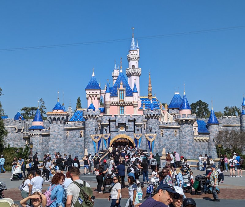 カリフォルニア・ディズニーランドのシンボル「眠れる森の美女の城」の実物写真